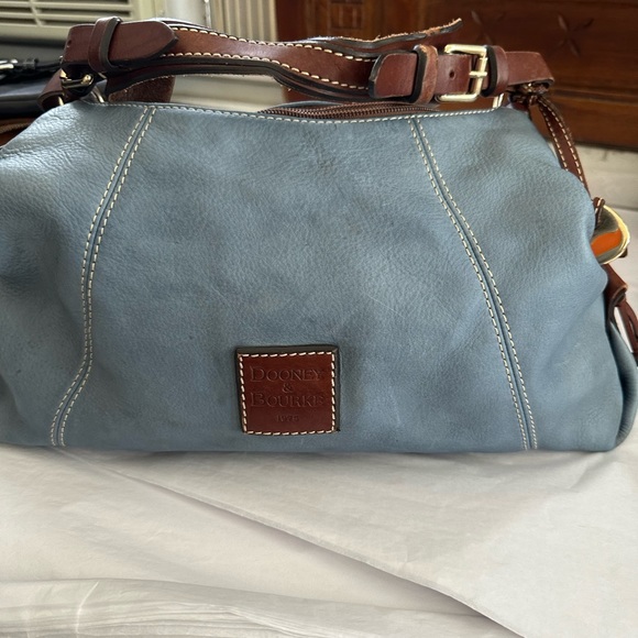Dooney & Bourke Handbags - Pretty Dooney & Bourke leather purse